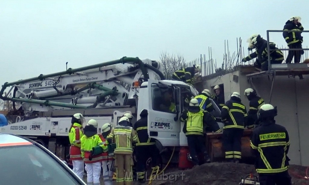 LKW in Rohbau Haus gefahren Huerth Argeles Sur Merstr TK P06.jpg